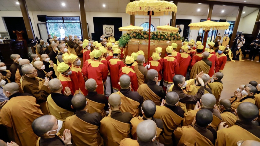 Thousands pay last respect to Zen Master Thich Nhat Hanh